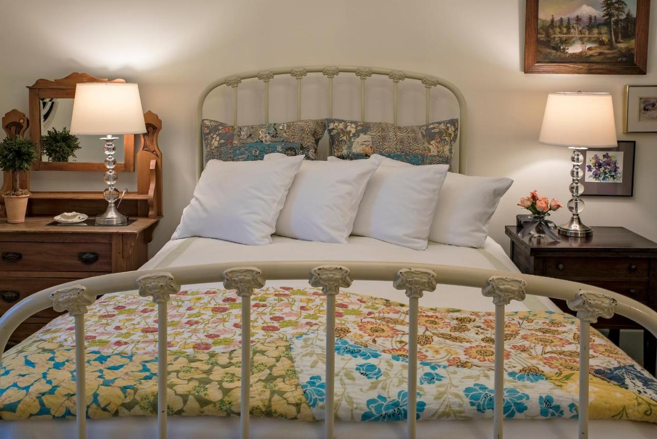 Clementine'S Guest House & Vacation Rentals Астория Екстериор снимка