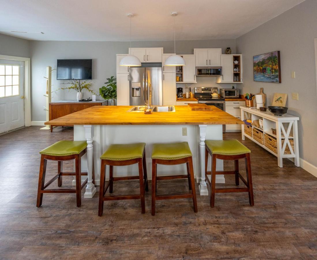 Clementine'S Guest House & Vacation Rentals Астория Екстериор снимка