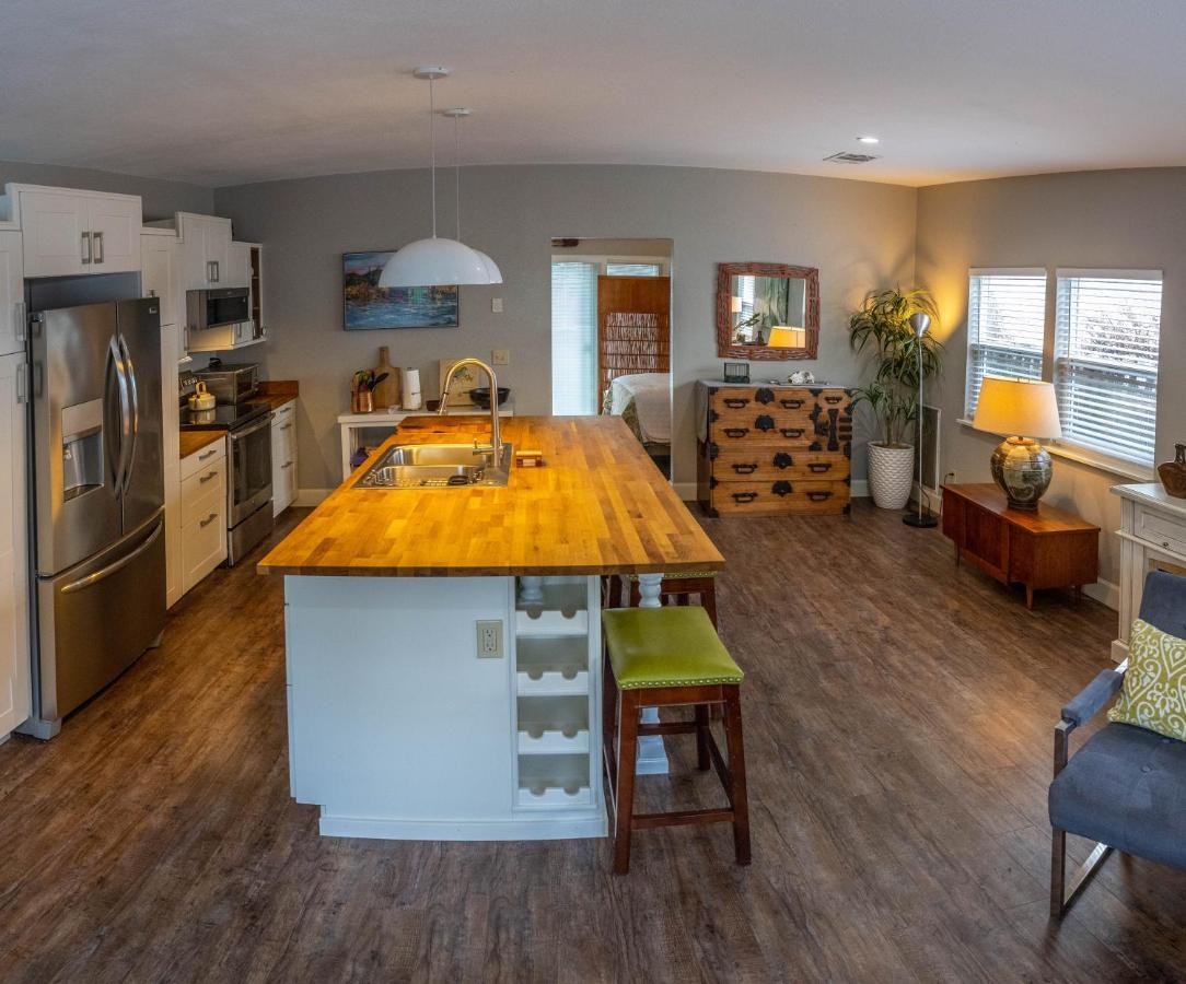 Clementine'S Guest House & Vacation Rentals Астория Екстериор снимка